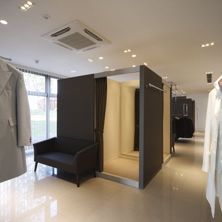 打ち合わせ専用サロン棟1階。タキシードはもちろん、お父様のモーニングやお母様の留袖も豊富に。|ラヴィマーナ神戸の写真(230544)