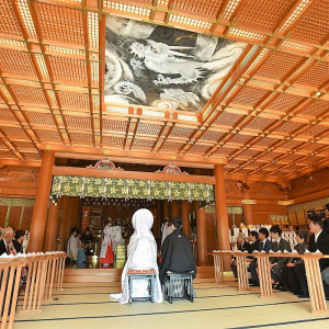 結婚式を執り行う社殿は、ご本殿と参拝する人のための拝殿が幣殿で結ばれている「権現造り」の建築様式。|湯島天神の写真(16807287)
