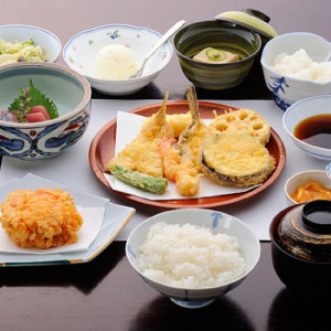 【湯島 天庄／料理一例】衣の中に閉じ込めた、日本の四季をご提供致します。築地より毎日届く新鮮魚介。基本の海老は色・形も美しく甘みのあるものだけを。|湯島天神の写真(31078253)