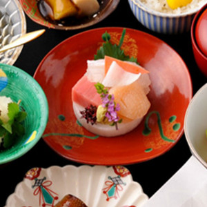 【神楽坂 幸本／料理一例】四季折々の旬食材をふんだんに使い、「おもてなしの心」と「匠の技」が紡ぎだす彩り豊かな会席料理をお愉しみいただけます。|湯島天神の写真(16807957)