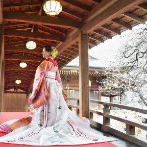 渡り廊下での記念撮影は神社らしさが際立つ一枚に。|湯島天神の写真(16808067)