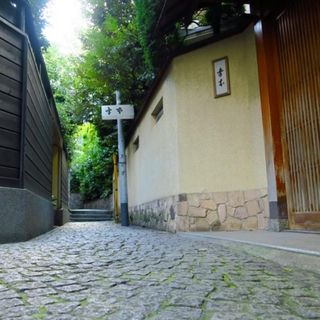 石畳が続く神楽坂の風情に包まれる和の祝宴