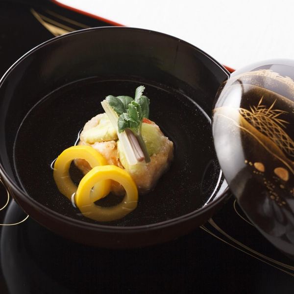 旬の食材を使った会席料理が祝宴に華を添える
