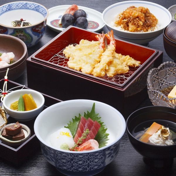 揚げたての天ぷらが彩る、笑顔あふれる祝宴の席