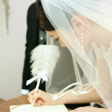 結婚誓約書へのサイン。これからの幸せへの誓いを立てる