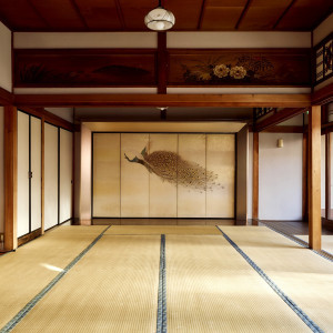 厳粛さと開放感が調和した“櫻乃間” 窓から見える庭園が、花嫁姿を一層引き立てます|KAWACHIYA 川地家（かわちや）の写真(2196706)