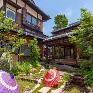 開放的な中庭と日本家屋は当日ゲストが立ち止まり
写真を思わず撮りたくなるスポットのひとつ|KAWACHIYA 川地家（かわちや）の写真(450602)
