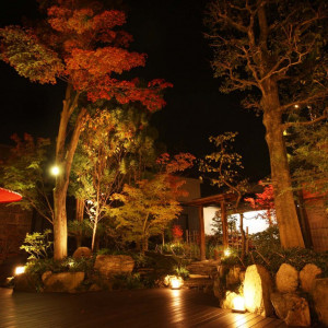 ライトアップされた庭園は昼間とは違った空間
キャンドルを飾ってのデザートビュッフェは大人気！|KAWACHIYA 川地家（かわちや）の写真(792728)