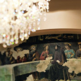 ロビーの壁に描かれた、絵画はまるで美術館にいるかのよう