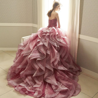 バックスタイルも華やかな、ピンクドレス。また違ったイメージを表現したい方におススメ！