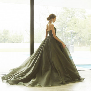 シックなカーキドレス。素材だけで勝負したシンプルなドレスで素敵な存在感！