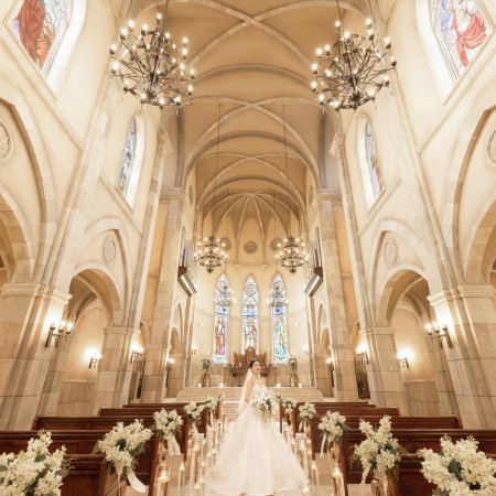 ウエディングドレスが映える神聖な聖堂