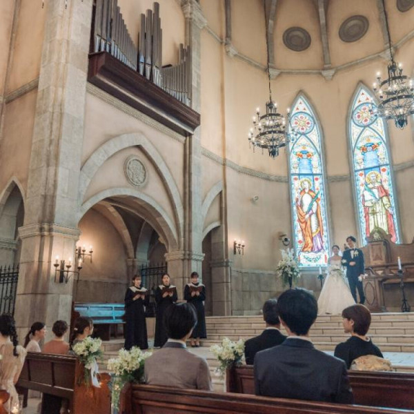 圧巻の天井高とパイプオルガンの演奏は迫力満点！