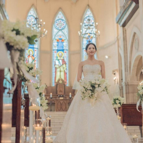 ステンドグラスから差し込む柔らかな光とアンティークに囲まれた本格派の大聖堂