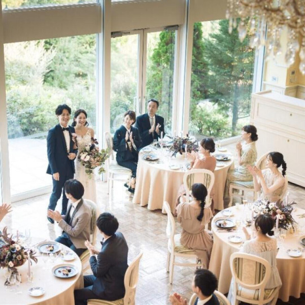 【ウィーン館】大きなシャンデリアが特徴の豪華な会場も、スクリーンが開くと自然光に包まれ明るい会場に