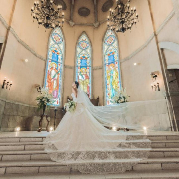 本物のアンティークとステンドグラスが栄える県内でも有数の大聖堂