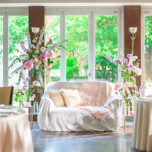 メインはガーデンをバックにソファ対応も可能◎|プリティチャペル大宮(エグリーズ ドゥ 葉山庵)の写真(54541928)