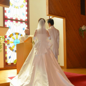 ステンドグラスから差し込む陽光はおふたりを祝福するかのよう|プリティチャペル大宮（エグリーズ　ドゥ　葉山庵）の写真(451378)