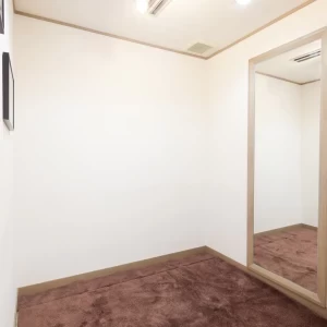 お着替えのスペースは3か所ございます！
もちろん更衣室としてだけでなく
授乳やおむつ替え等にも使用可能です。
ベビー用品も取り揃えておりますので
お気軽にスタッフまで！|プリティチャペル大宮（エグリーズ　ドゥ　葉山庵）の写真(7472327)