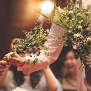 ゲストからお花をもらってブーケを創る、ブーケブートニアの儀式＊゜改めて新婦へのプロポーズも感動のシーンです♪|プリティチャペル大宮（ セントパルク教会 ）の写真(10574892)