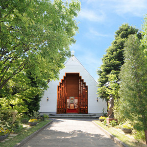 緑に囲まれた教会。三角屋根の独立型・歴史を重ねる木造りのチャペル。入口からゲストをお迎えしております。|プリティチャペル大宮（ セントパルク教会 ）の写真(22377568)