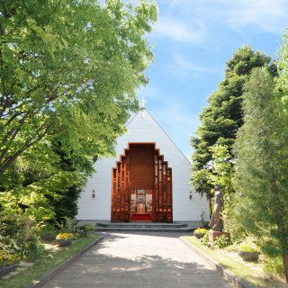 四季折々の花々と豊かな緑に囲まれたチャペル