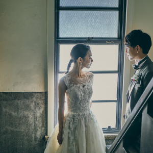 当館の階段は、銀行時代のまま残されており、とても重厚感がございます!!当館のお写真映えスポットの一つでもあり、洋装はもちろん、和装もとても映える素敵な場所でございます!!|ヴォヤージュ ドゥ ルミエール京都七条迎賓館(登録有形文化財)の写真(27365176)