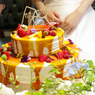 カラードリップケーキも人気。ホワイトのケーキとコントラストが魅力的ゲスト様の目を引く演出。