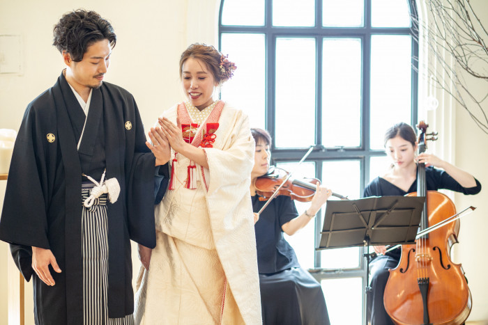 京都らしく和装で人前式を。チェロとバイオリンの生演奏と自然光に包まれて、暖かな挙式が叶う。