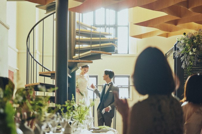 重厚感ある階段でのお写真は雰囲気があって素敵な仕上がりに*