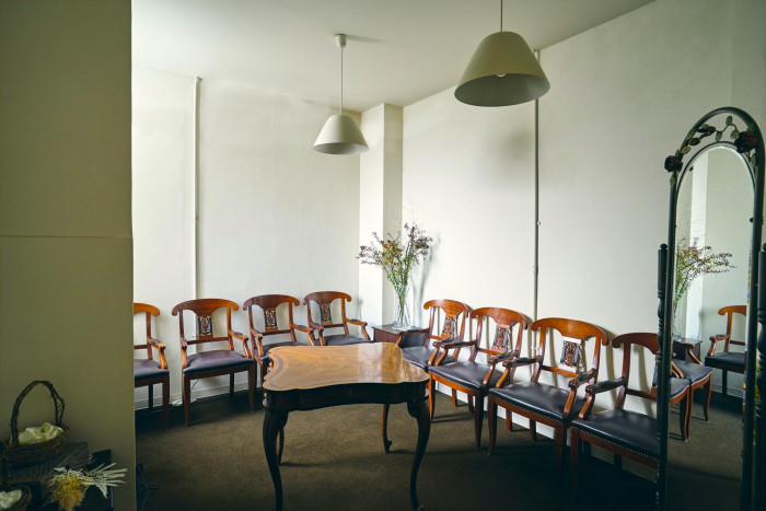 ゲスト待合室も都会の喧騒を感じさせない素敵なお部屋をご用意しております