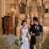 感動的な儀式の締めくくりは、未来へ向かって二人で長いバージンロードを