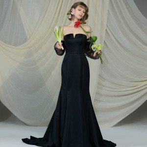 ヒップ下でしっかりくびれのあるブラックマーメイドドレス。
光沢のあるブラックサテンが黒を華やかな印象に|ノートルダムマリノア/FIVESTAR WEDDINGの写真(54953785)