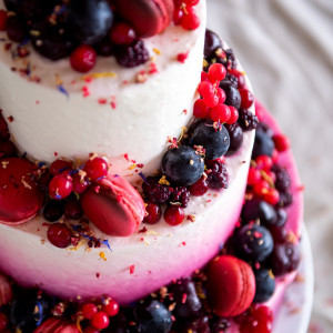まるでベリーの果汁が染み込んだような、パープルグラデーションが美しいオンブルケーキ|ノートルダム マリノアの写真(33014556)