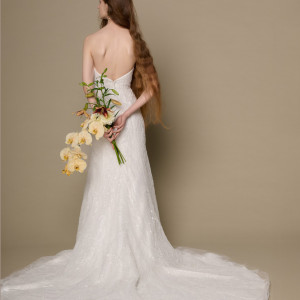 キラキラと流れるような輝きを放つビーディングレースを全体にあしらい、日本人女性の体形に合うよう胸位置やウエスト切り替え位置にこだわったエレガントなマーメードスタイル|ノートルダムマリノア/FIVESTAR WEDDINGの写真(54953783)