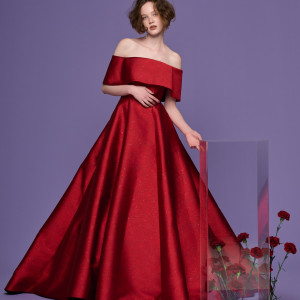 キメ細かいラメ糸と深みがある陰影が特徴のイタリアンジャガードは、鮮やかな赤をセレクト|ノートルダムマリノア/FIVESTAR WEDDINGの写真(54953786)