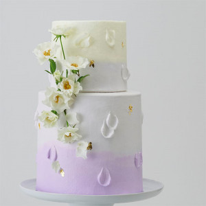 幸せの涙を表現したモチーフと金箔、そして淡いパープルグラデーションで大人の雰囲気を演出したケーキです|ノートルダムマリノア/FIVESTAR WEDDINGの写真(54949538)