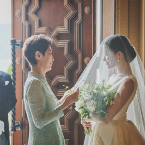 静かな祈りが、ベールの向こうに広がる。母の愛が、花嫁を包み込む瞬間。|ノートルダムマリノア/FIVESTAR WEDDINGの写真(54918683)