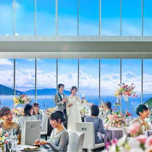 会場の壁面に大胆にガラス面を配し、たっぷりと自然光が差し込む明るい空間|ノートルダムマリノア/FIVESTAR WEDDINGの写真(54924147)