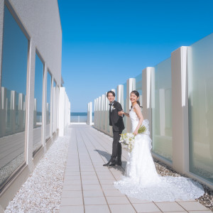 海と空の青に、建物の白のコントラストで爽やかな印象と開放感が感じられるガーデン回廊|ノートルダム マリノアの写真(39386386)