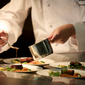 当館のキッチンでは、有名ホテルやレストランで修行を積んだシェフやパティシエをはじめとする経験豊富な料理人たちが活躍しています|ノートルダムマリノア/FIVESTAR WEDDINGの写真(54949451)