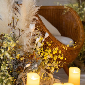 ドライ素材と異素材のマテリアルを合わせ、花はイエロー系でまとめて華やかに⾒えるようにデザイン|ノートルダムマリノア/FIVESTAR WEDDINGの写真(54951038)