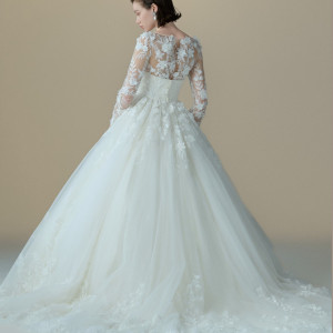 シャープさを備えた大人っぽいハートシェイプのコンパクトなビスチェに、裾にかけて華やかに展開するチュールのボリュームスカートを合わせました|ノートルダムマリノア/FIVESTAR WEDDINGの写真(54953781)