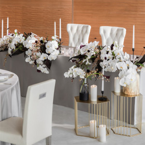 ホワイトのコチョウランに、ブラックのリーフや花を組み合わせたモノトーンコーディネート|ノートルダムマリノア/FIVESTAR WEDDINGの写真(54951039)