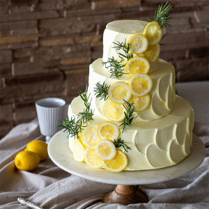 パステルトーンのイエロークリーム模様と輪切りにしたレモンが明るく爽やかなケーキです|ノートルダムマリノア/FIVESTAR WEDDINGの写真(54949539)