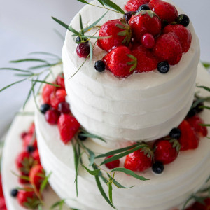 苺を主役に数種類のベリーをミックスしてトッピング。デザインラインにはベリーの雰囲気に合わせてグリーンを飾り彩り豊かに仕上げたケーキです|ノートルダムマリノア/FIVESTAR WEDDINGの写真(54949455)