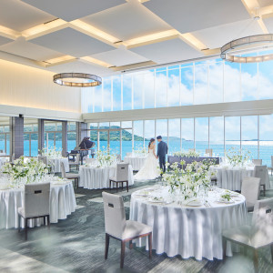 シンプルシックな白を基調にこだわりのインテリアを配した披露宴会場|ノートルダムマリノア/FIVESTAR WEDDINGの写真(54924139)