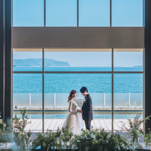 青い海を背景に、幸せの始まりを感じる特別なひととき|ノートルダムマリノア/FIVESTAR WEDDINGの写真(54956415)