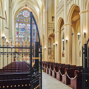 海と空を望む大聖堂で、心に残る永遠の誓いを。ステンドグラスの輝きがふたりを祝福します。|ノートルダムマリノア/FIVESTAR WEDDINGの写真(54918686)