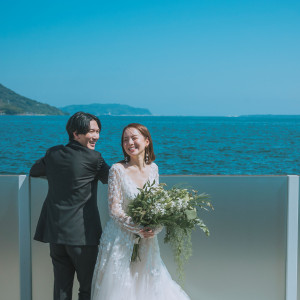 どこまでも続く碧を背景に、愛しさが光に変わるロケーションフォト|ノートルダムマリノア/FIVESTAR WEDDINGの写真(54956420)